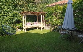 Maison en pierre restaurée avec jardin